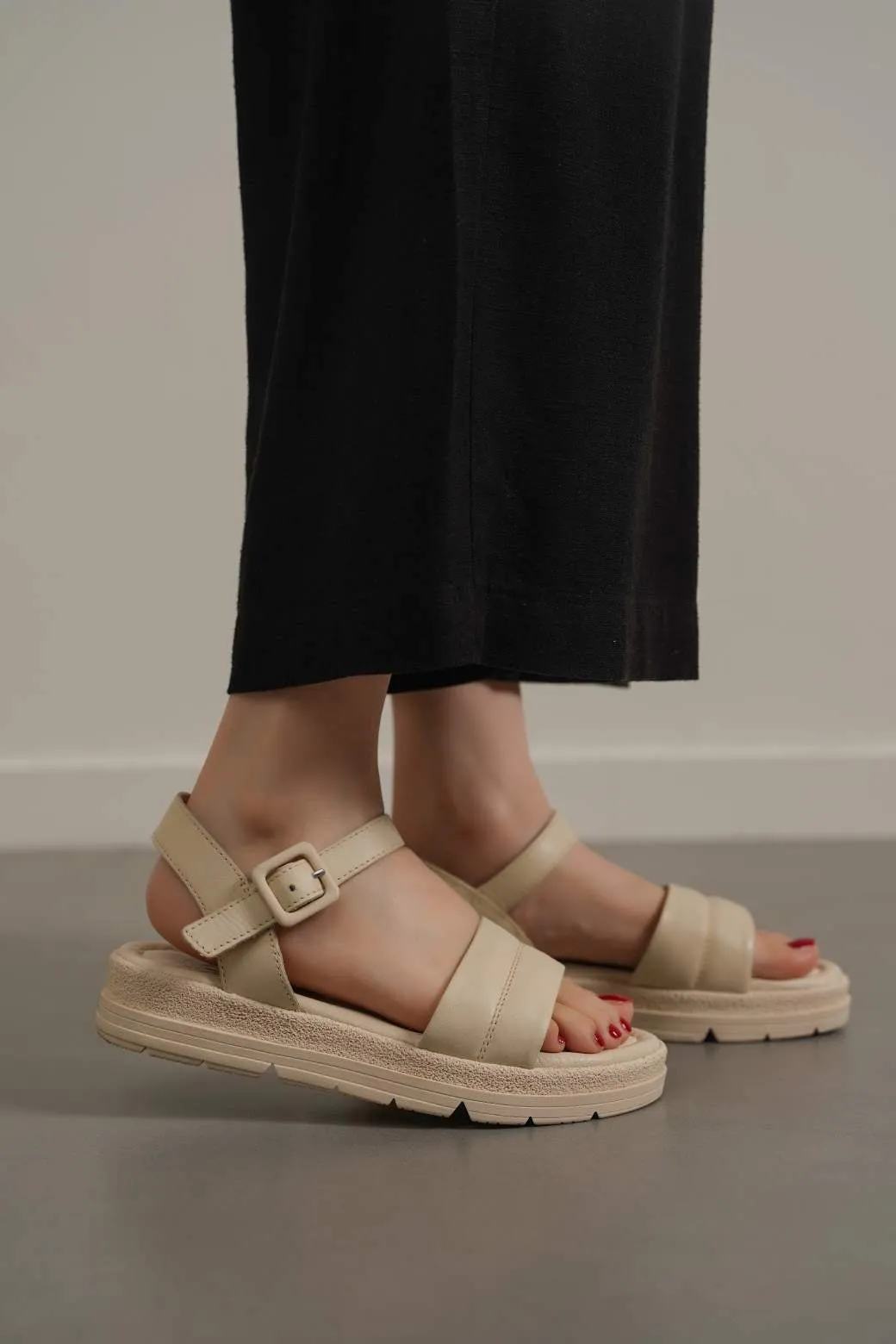 MEMORY FOAM LEATHER SANDALS